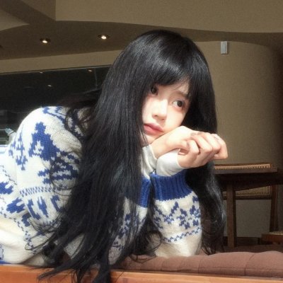 穿条纹衣的男孩